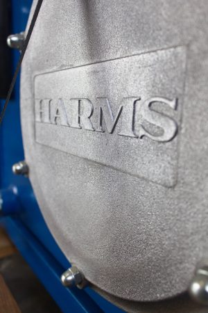 IMG_0704 Aggregatabedeckung mit Harmslogo