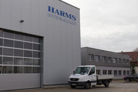 IMG_0712 Die Halle von Harms Hydraulik mit einem Lieferwagen